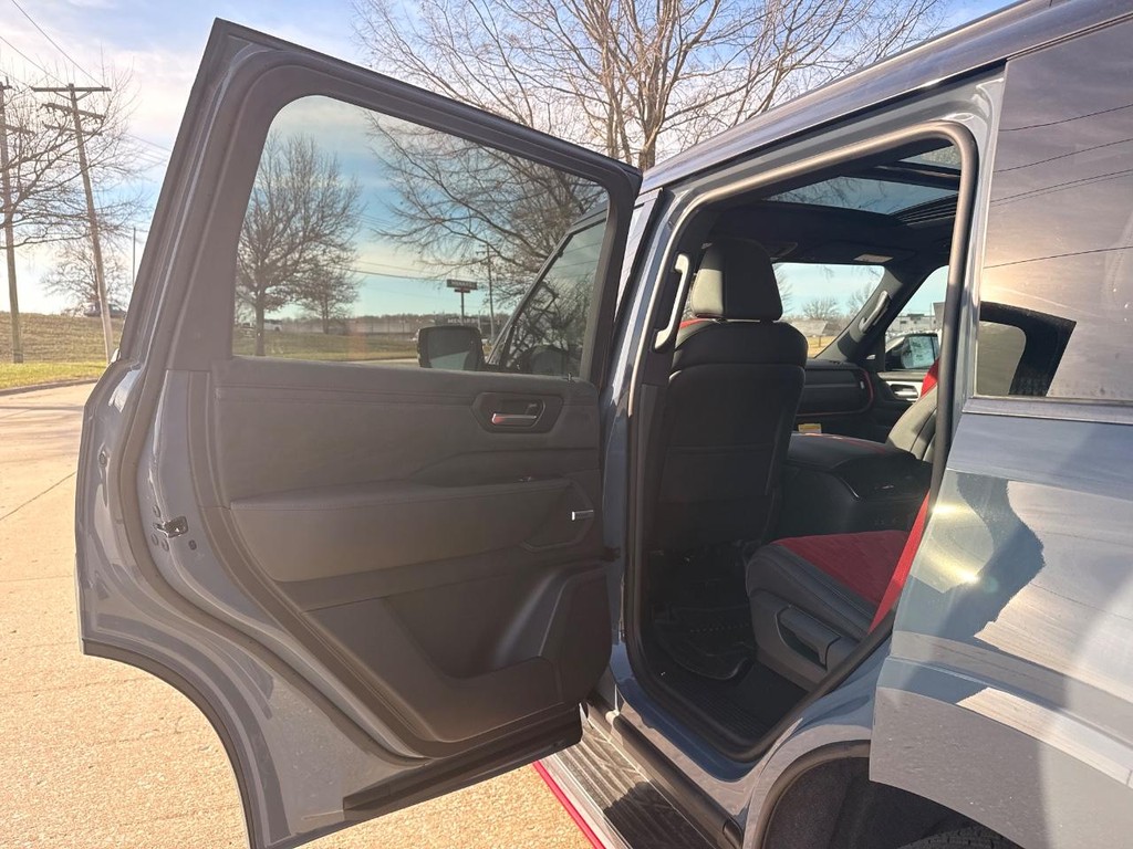 Nissan Armada Vehicle Full-screen Gallery Image 24