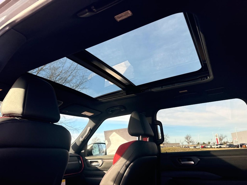 Nissan Armada Vehicle Full-screen Gallery Image 25