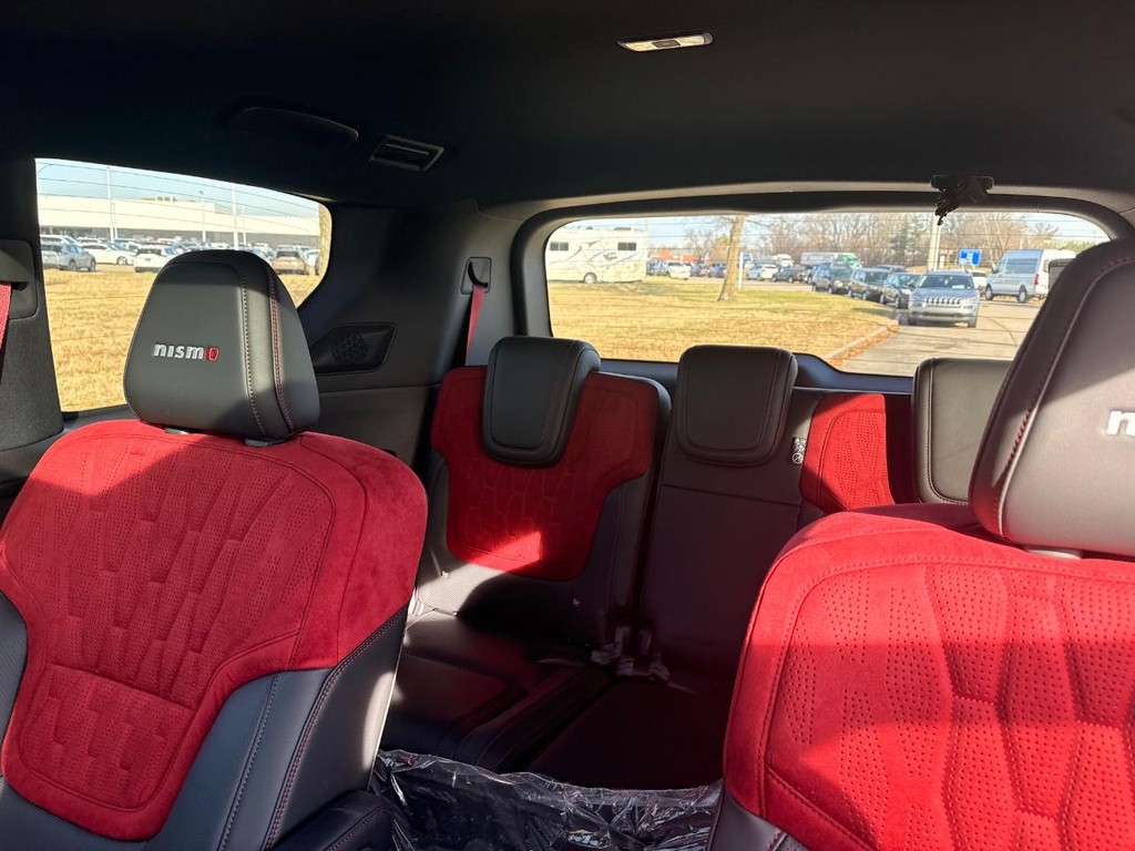 Nissan Armada Vehicle Full-screen Gallery Image 27