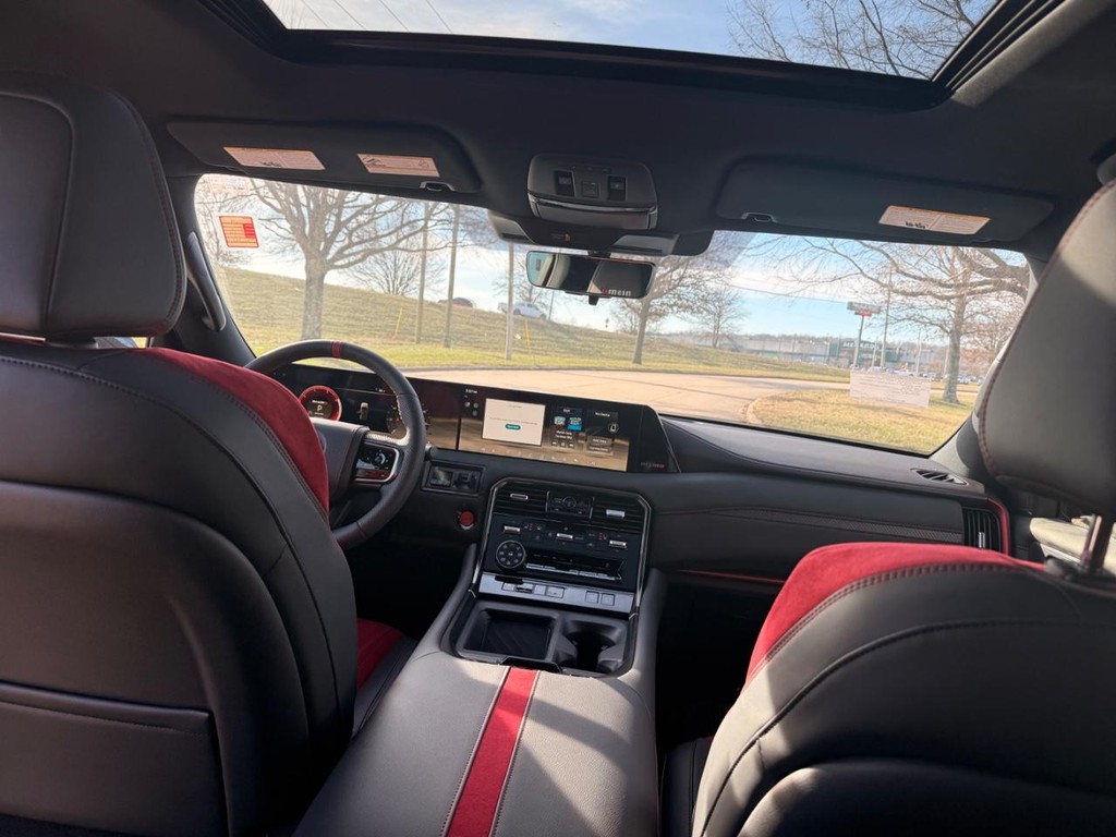 Nissan Armada Vehicle Full-screen Gallery Image 28