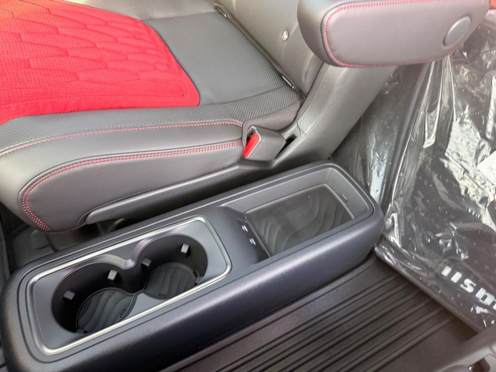 Nissan Armada Vehicle Full-screen Gallery Image 30