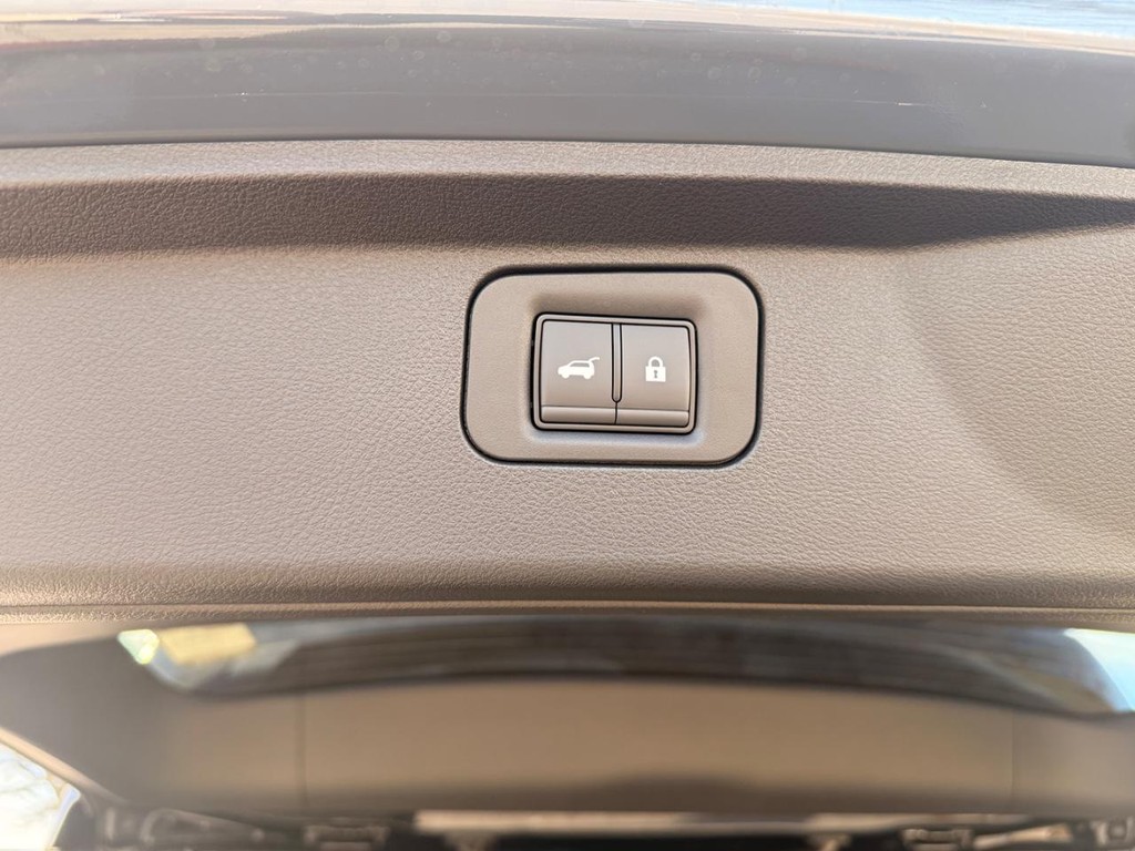 Nissan Armada Vehicle Full-screen Gallery Image 32