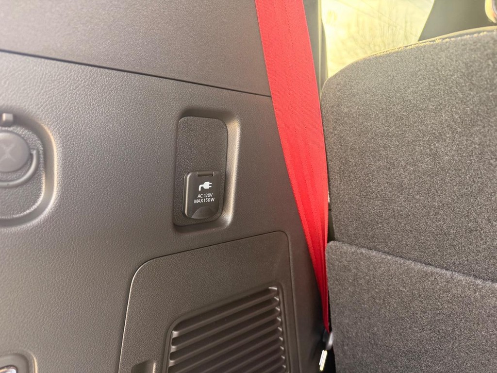 Nissan Armada Vehicle Full-screen Gallery Image 33