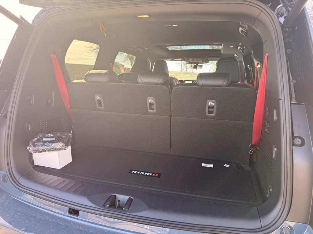 Nissan Armada Vehicle Full-screen Gallery Image 35