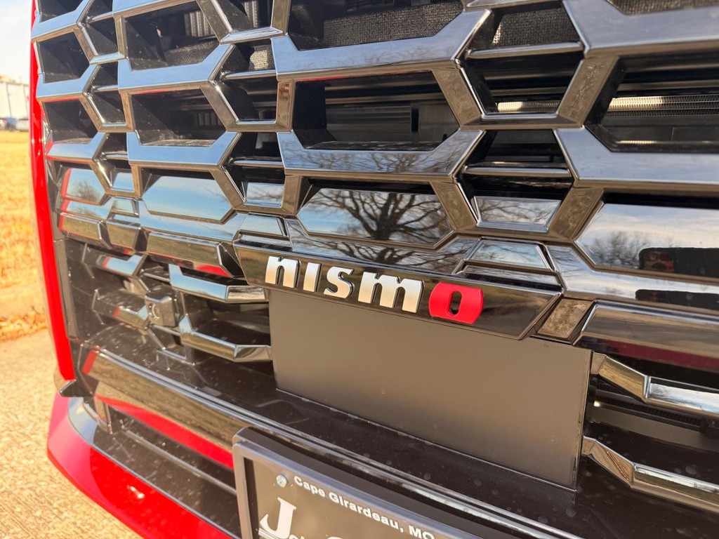 Nissan Armada Vehicle Full-screen Gallery Image 43