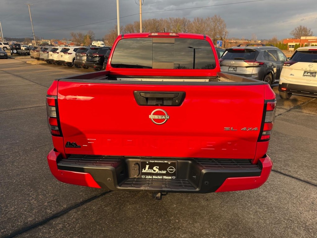 Nissan Frontier Vehicle Full-screen Gallery Image 05