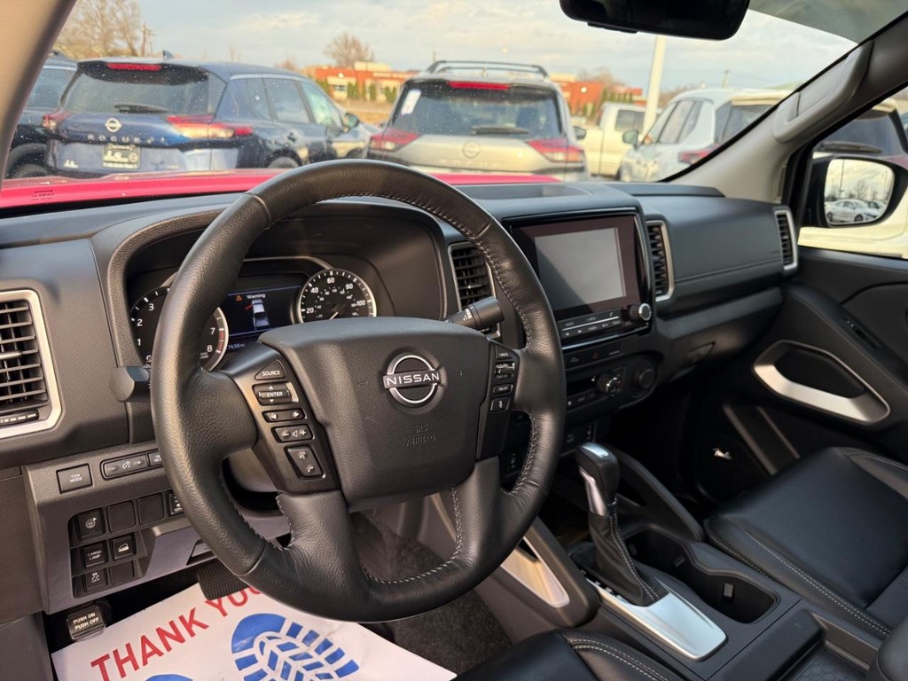 Nissan Frontier Vehicle Full-screen Gallery Image 15