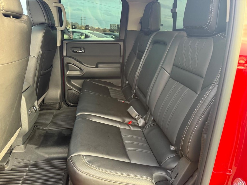 Nissan Frontier Vehicle Full-screen Gallery Image 16