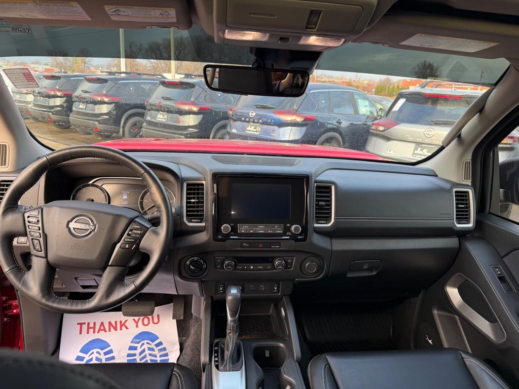 Nissan Frontier Vehicle Full-screen Gallery Image 18