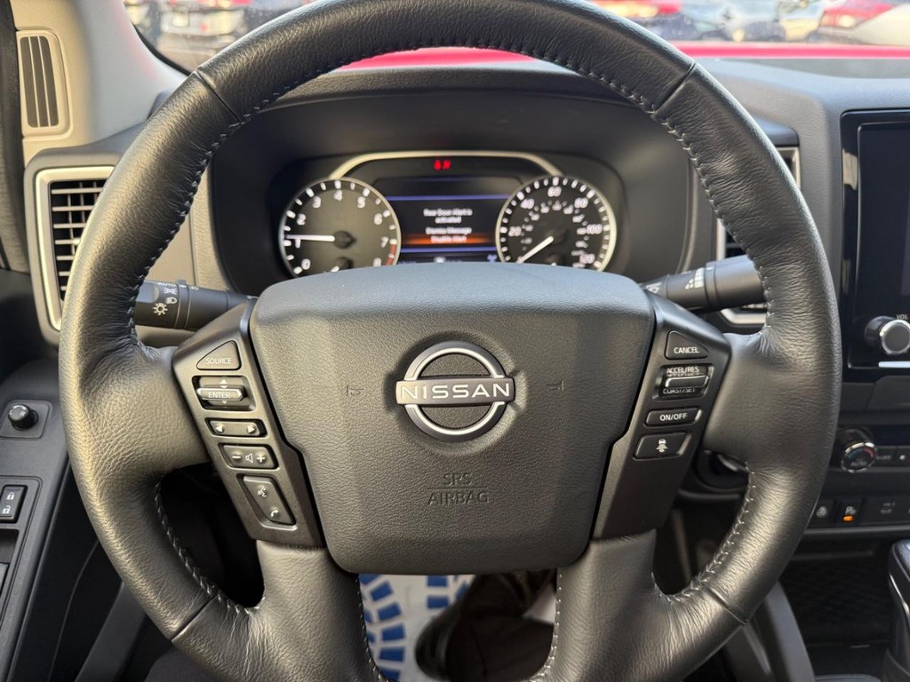 Nissan Frontier Vehicle Full-screen Gallery Image 19