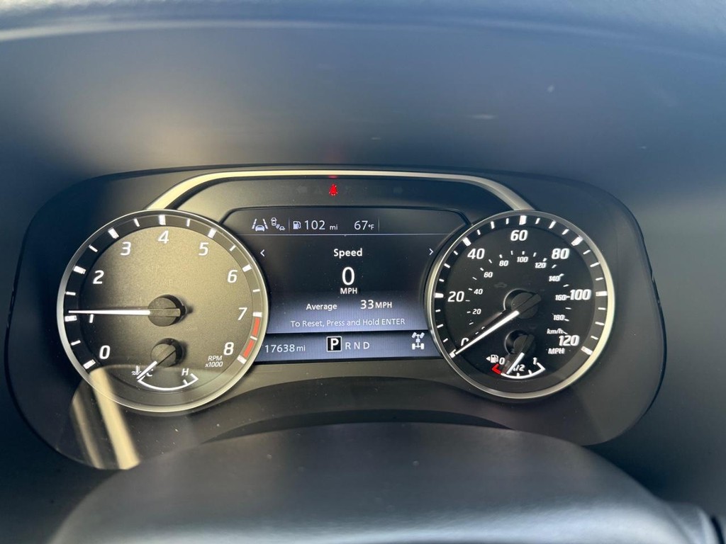 Nissan Frontier Vehicle Full-screen Gallery Image 22