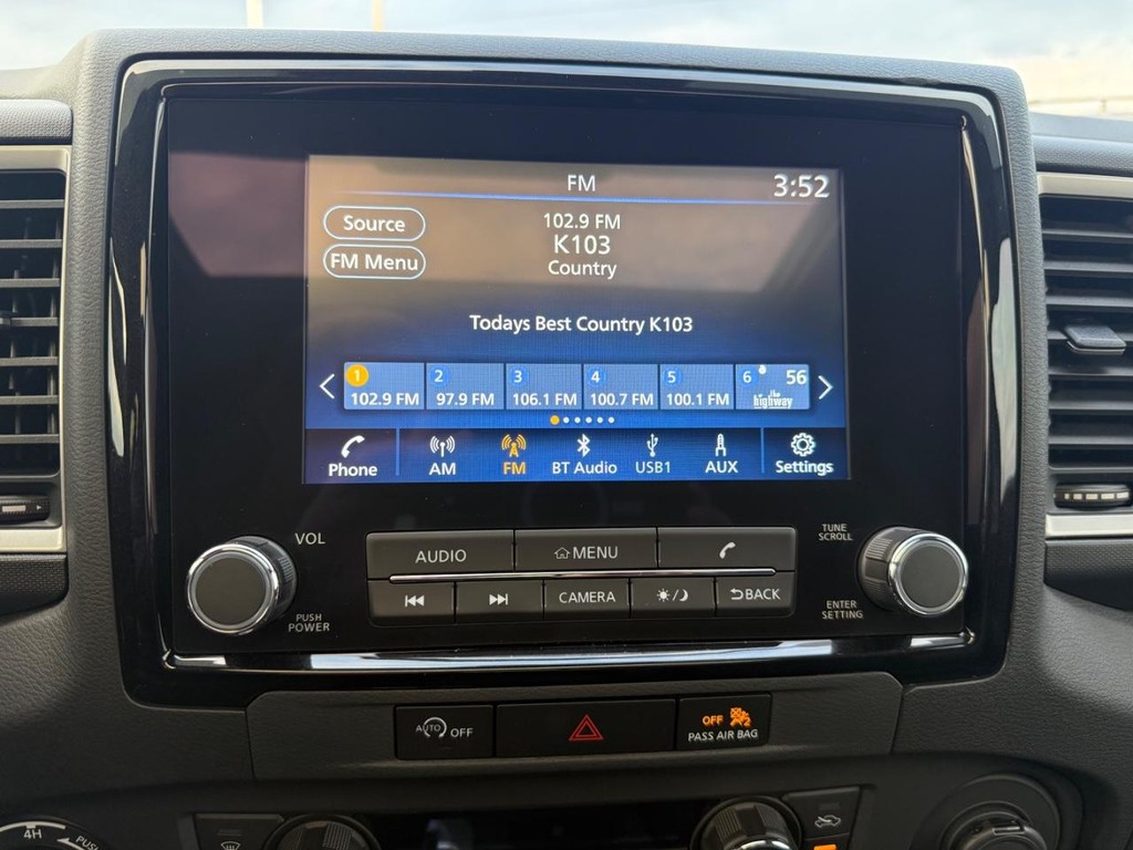 Nissan Frontier Vehicle Full-screen Gallery Image 23