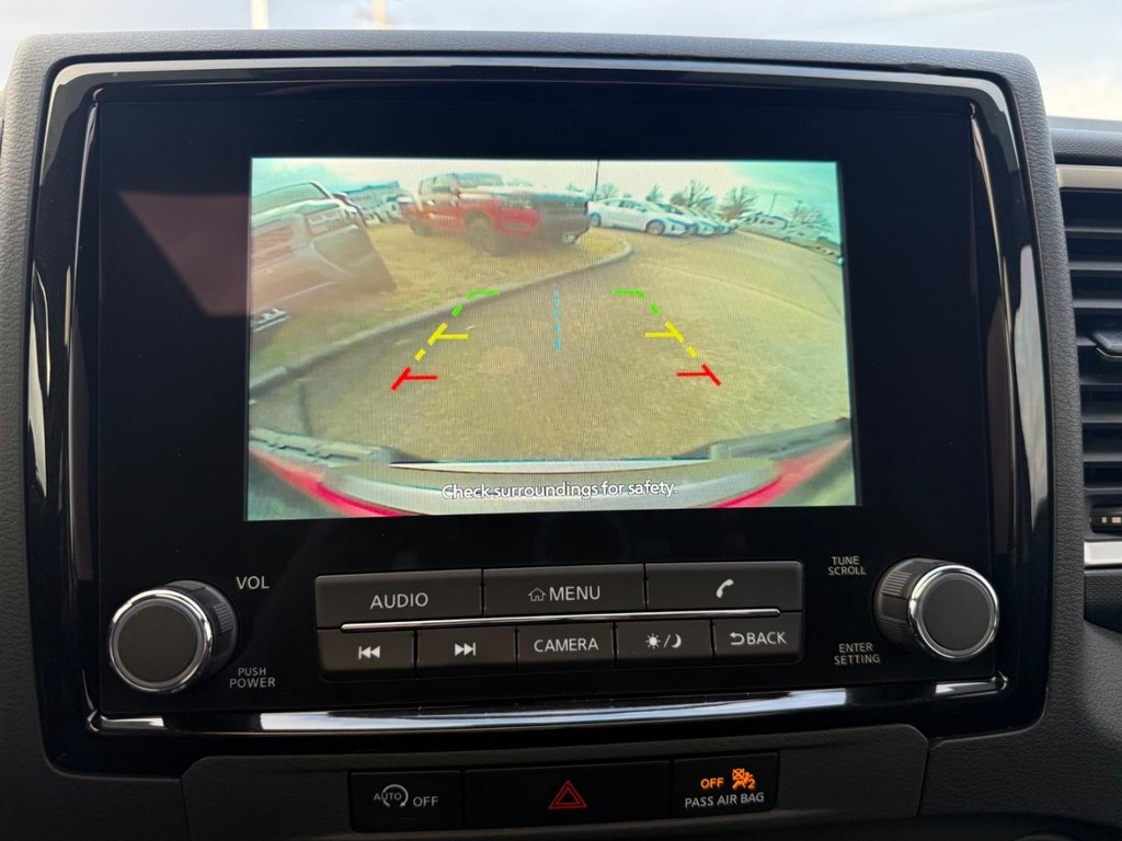 Nissan Frontier Vehicle Full-screen Gallery Image 24