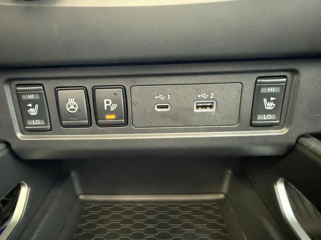 Nissan Frontier Vehicle Full-screen Gallery Image 26