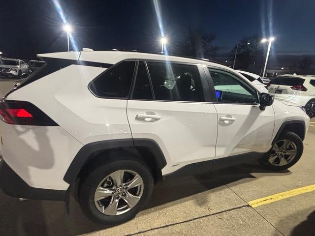 Toyota RAV4 Vehicle Full-screen Gallery Image 04