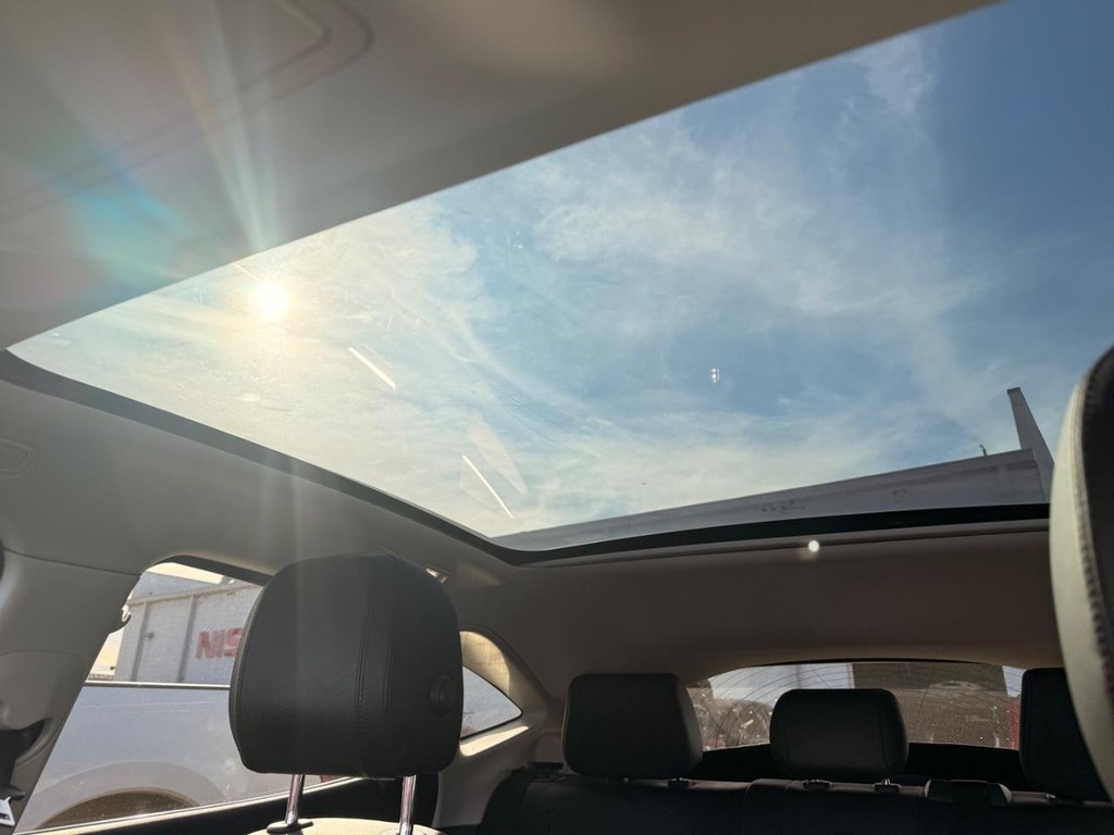 Jaguar E-PACE Vehicle Full-screen Gallery Image 02