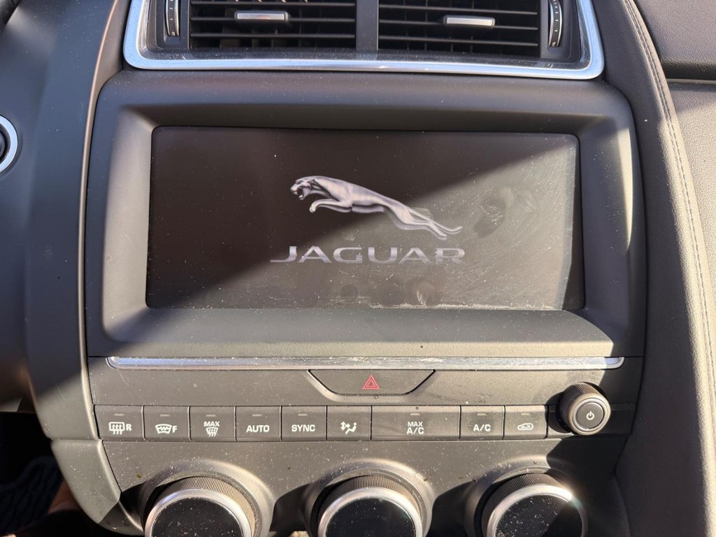 Jaguar E-PACE Vehicle Full-screen Gallery Image 03