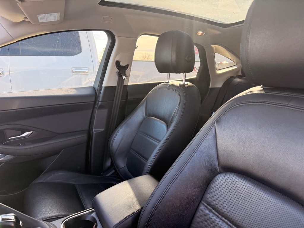 Jaguar E-PACE Vehicle Full-screen Gallery Image 04