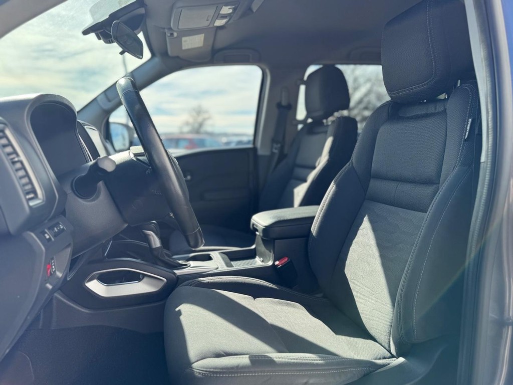 Nissan Frontier Vehicle Full-screen Gallery Image 02