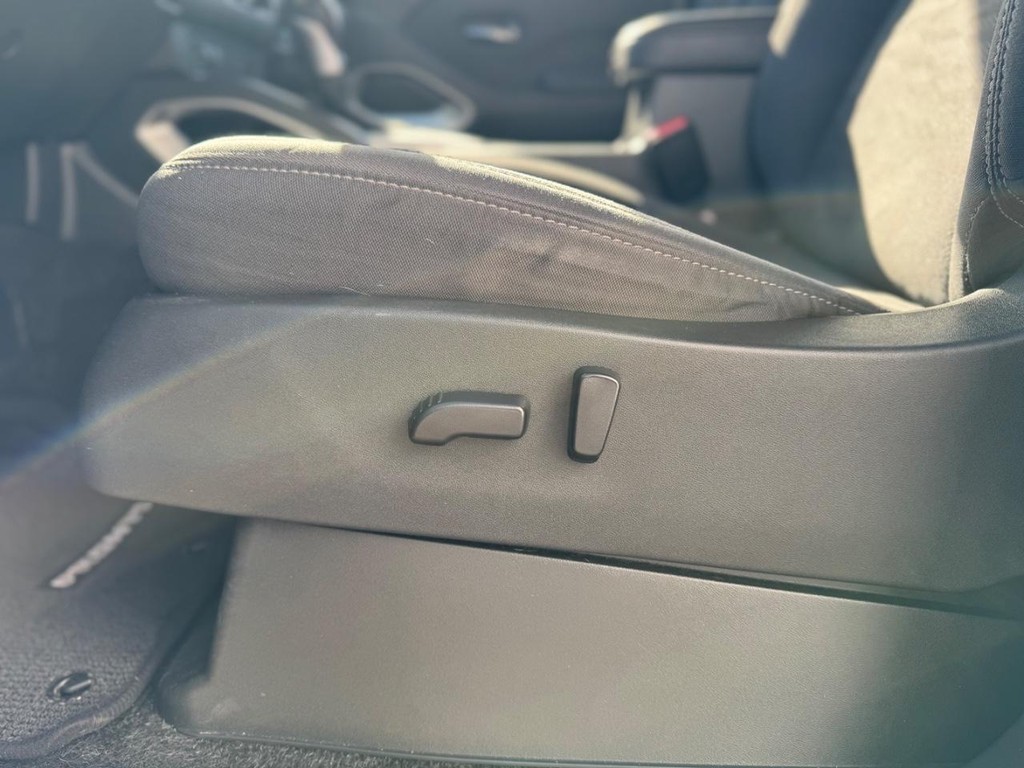 Nissan Frontier Vehicle Full-screen Gallery Image 07