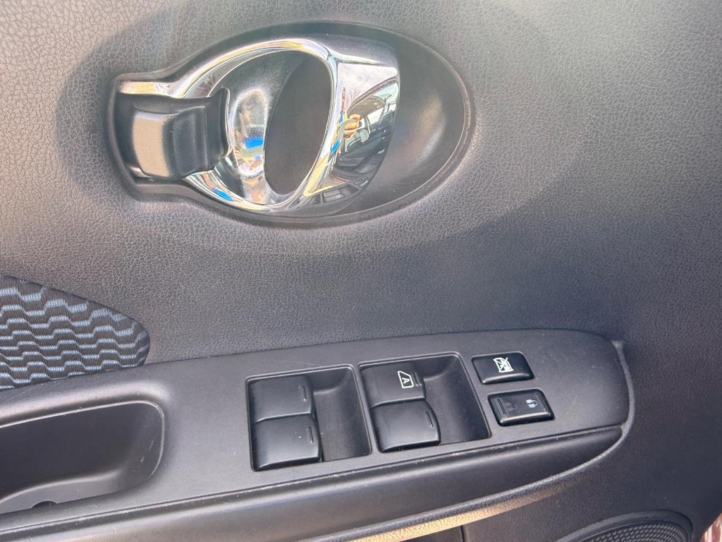 Nissan Versa Note Vehicle Full-screen Gallery Image 09