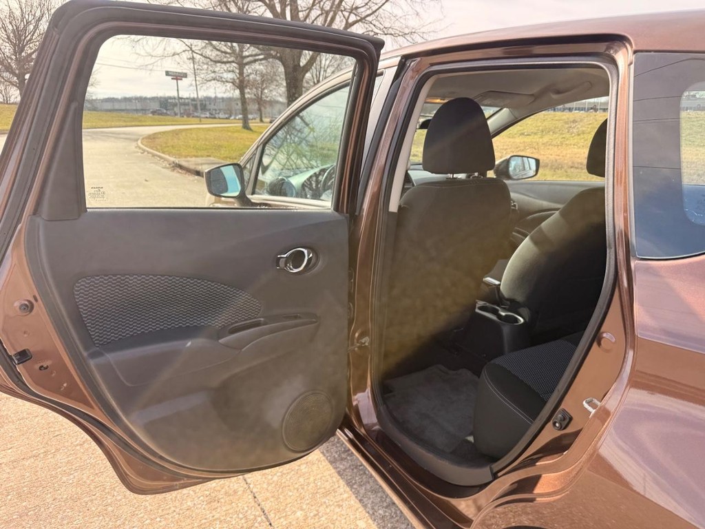 Nissan Versa Note Vehicle Full-screen Gallery Image 11