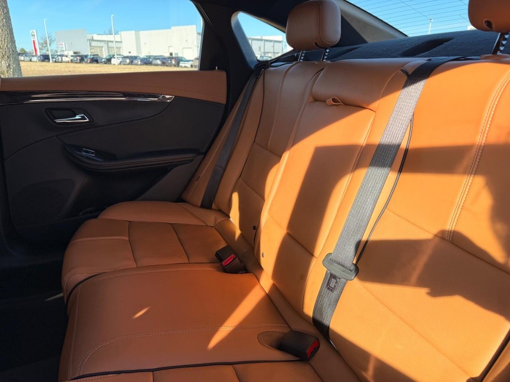 Chevrolet Impala Vehicle Full-screen Gallery Image 22