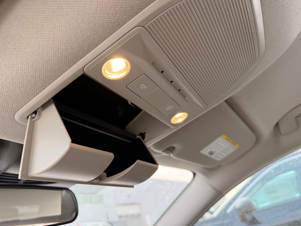 Nissan Sentra Vehicle Full-screen Gallery Image 03