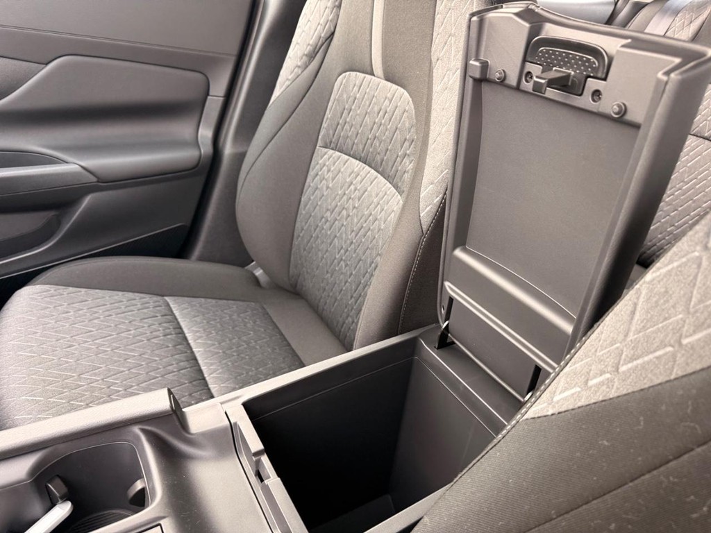 Nissan Sentra Vehicle Full-screen Gallery Image 04