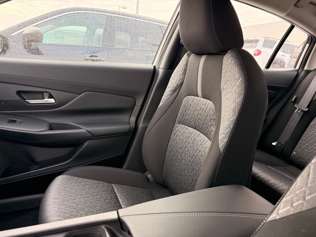 Nissan Sentra Vehicle Full-screen Gallery Image 05