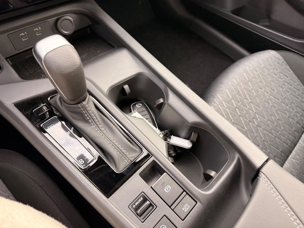 Nissan Sentra Vehicle Full-screen Gallery Image 06