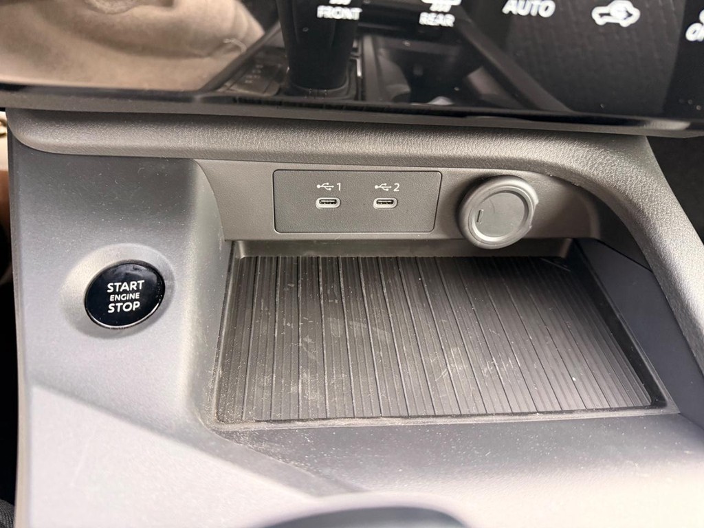 Nissan Sentra Vehicle Full-screen Gallery Image 07