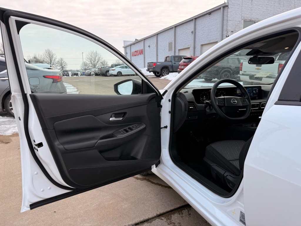 Nissan Sentra Vehicle Full-screen Gallery Image 14