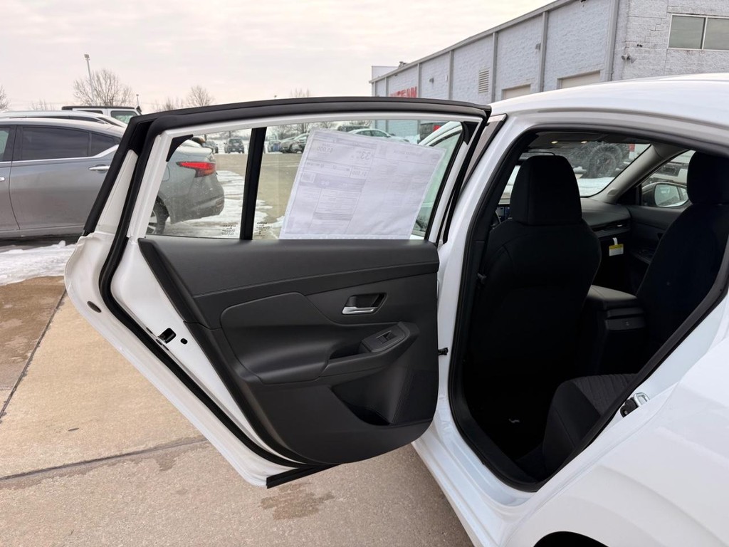 Nissan Sentra Vehicle Full-screen Gallery Image 16