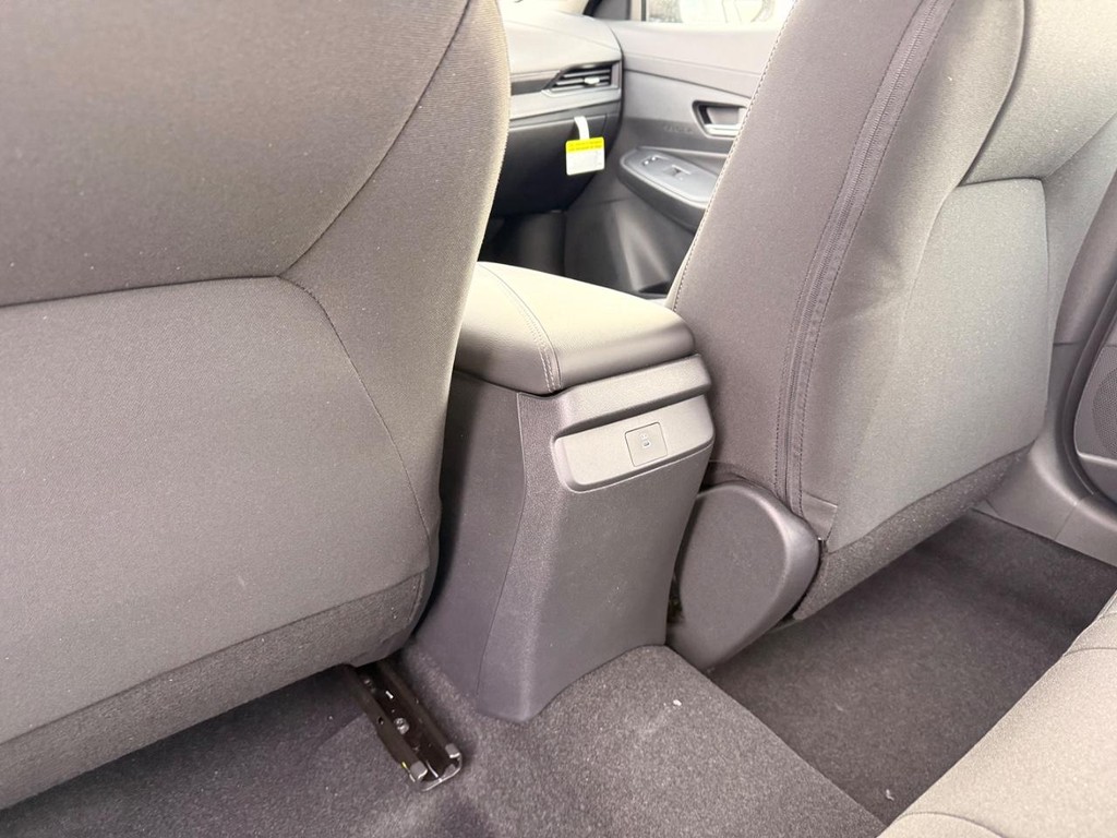 Nissan Sentra Vehicle Full-screen Gallery Image 17