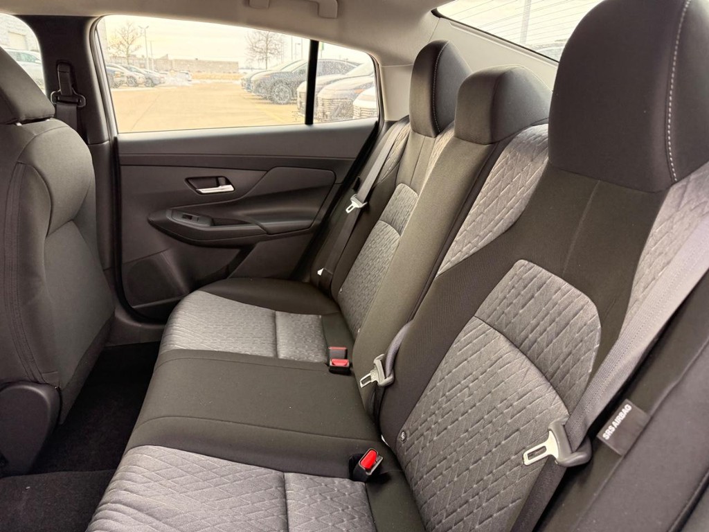 Nissan Sentra Vehicle Full-screen Gallery Image 18