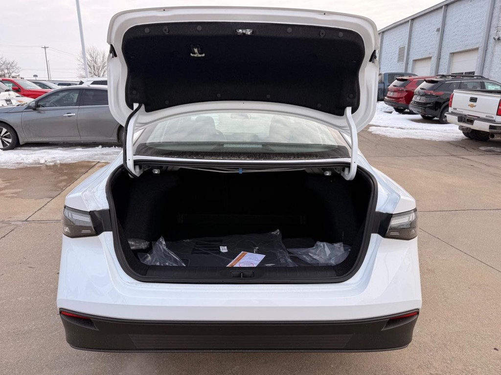 Nissan Sentra Vehicle Full-screen Gallery Image 19