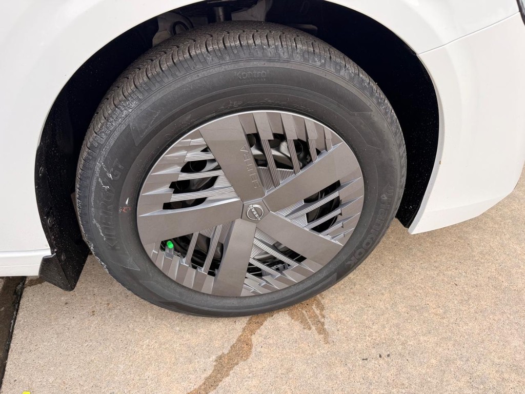 Nissan Sentra Vehicle Full-screen Gallery Image 21