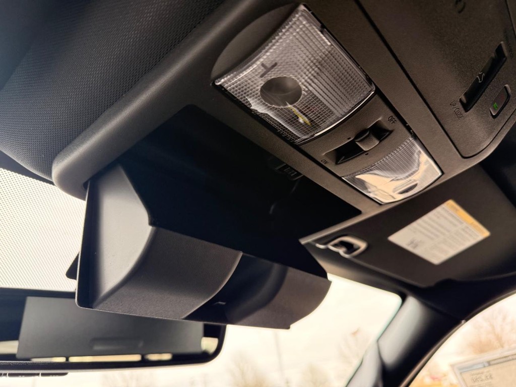 Nissan Frontier Vehicle Full-screen Gallery Image 07