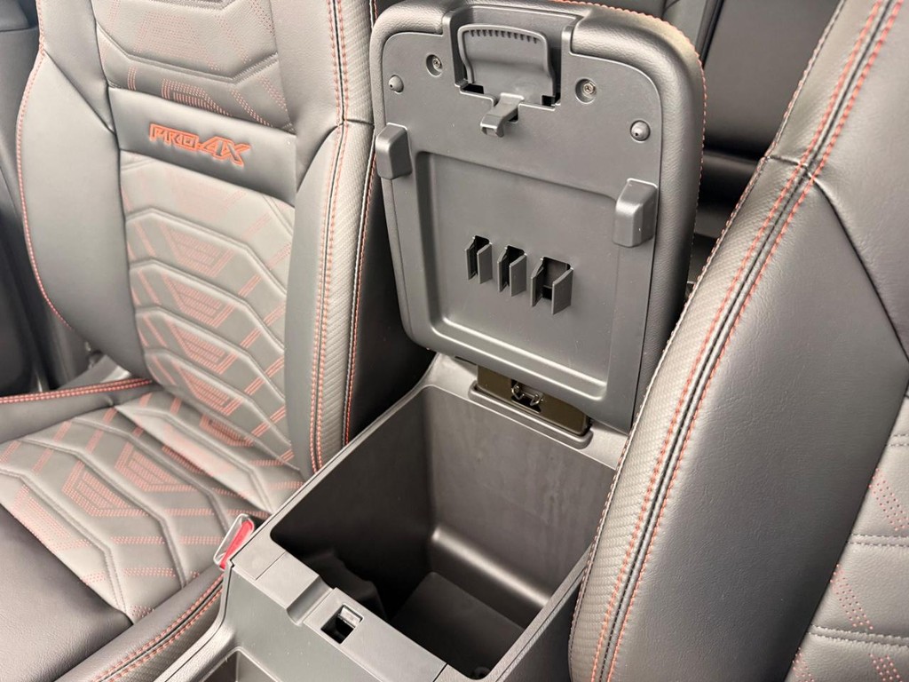 Nissan Frontier Vehicle Full-screen Gallery Image 08