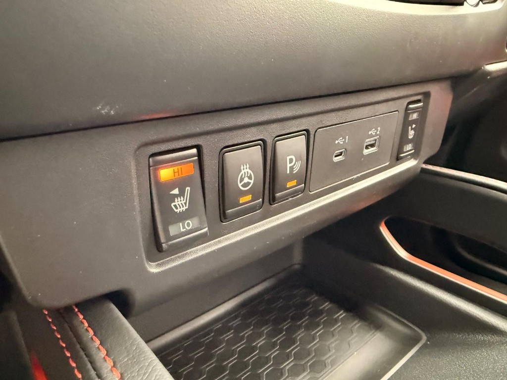 Nissan Frontier Vehicle Full-screen Gallery Image 09