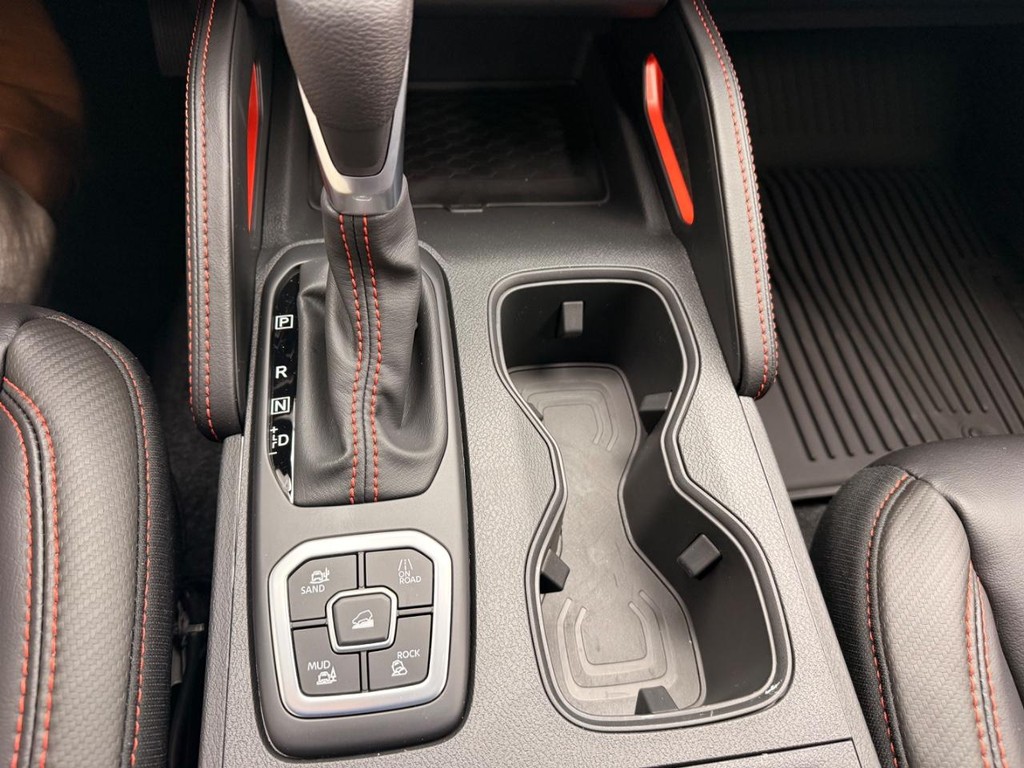 Nissan Frontier Vehicle Full-screen Gallery Image 10