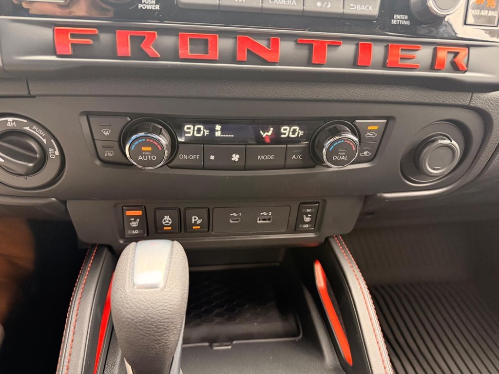 Nissan Frontier Vehicle Full-screen Gallery Image 12