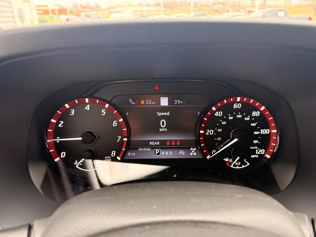 Nissan Frontier Vehicle Full-screen Gallery Image 14