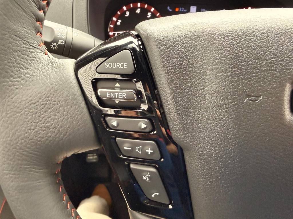 Nissan Frontier Vehicle Full-screen Gallery Image 15