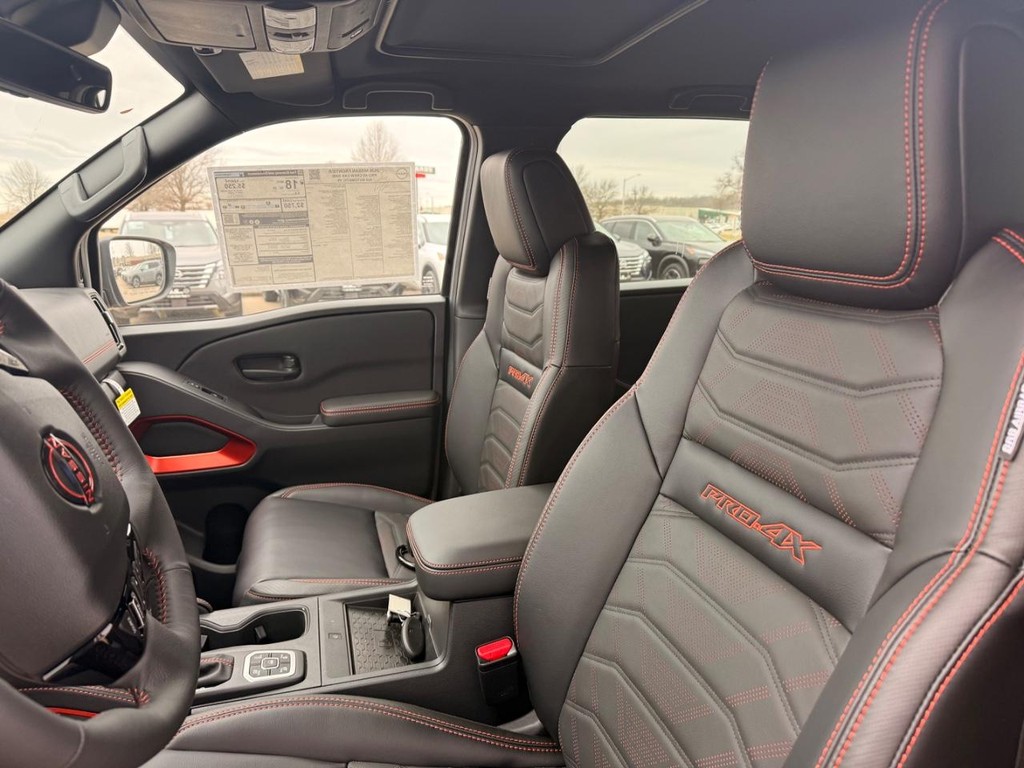 Nissan Frontier Vehicle Full-screen Gallery Image 18