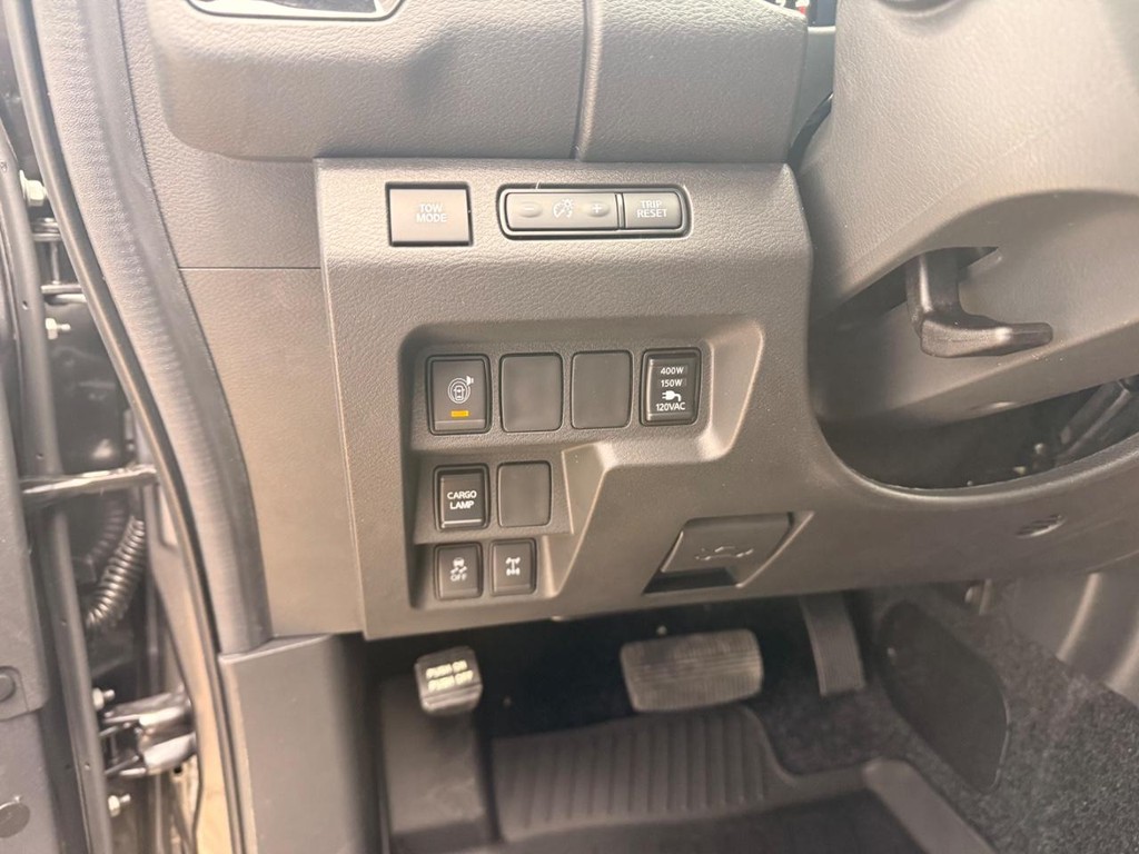 Nissan Frontier Vehicle Full-screen Gallery Image 19