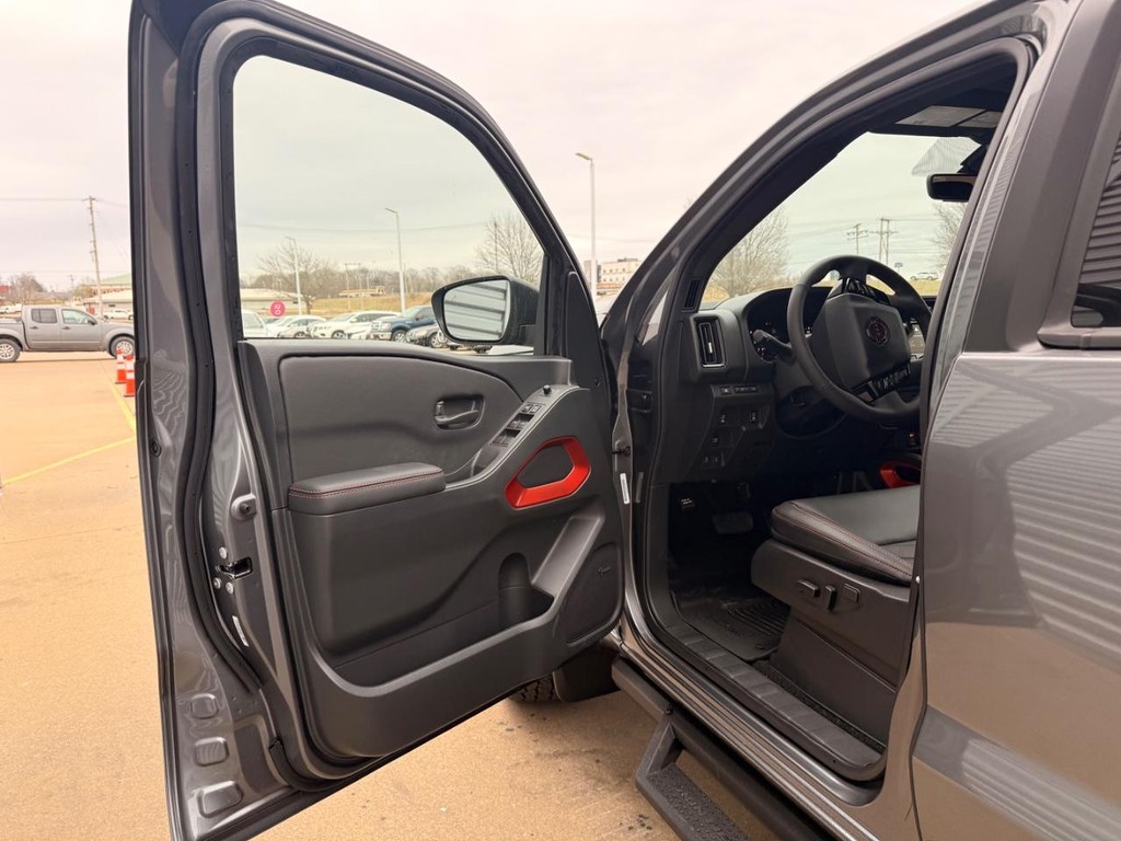 Nissan Frontier Vehicle Full-screen Gallery Image 21