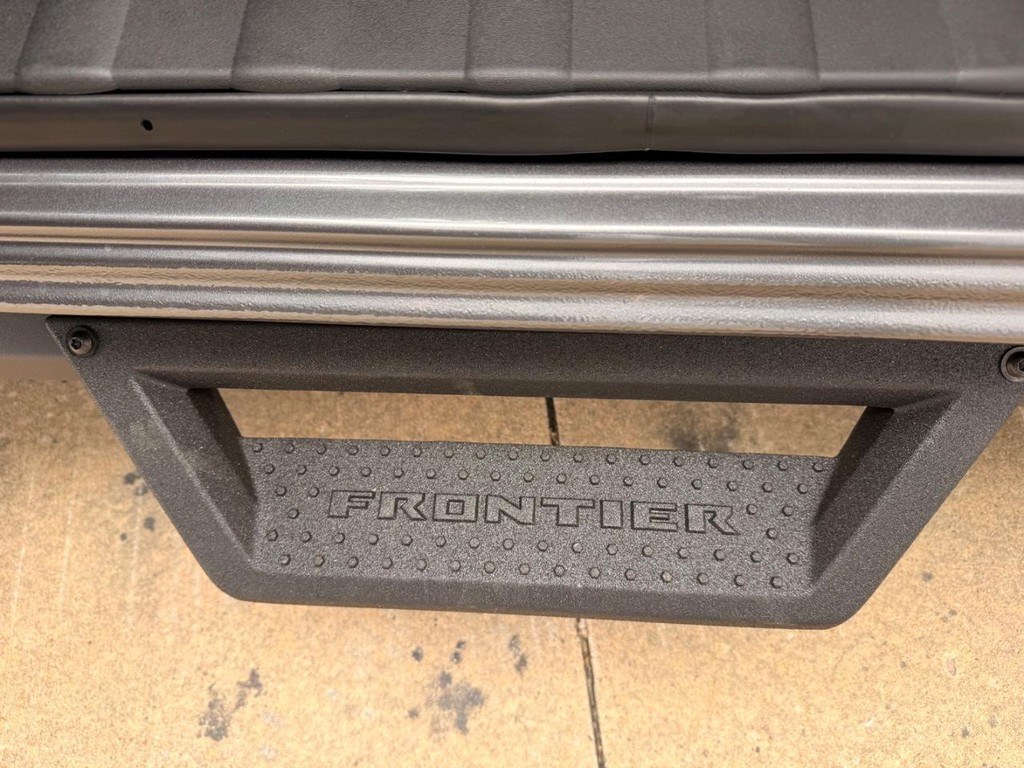 Nissan Frontier Vehicle Full-screen Gallery Image 22