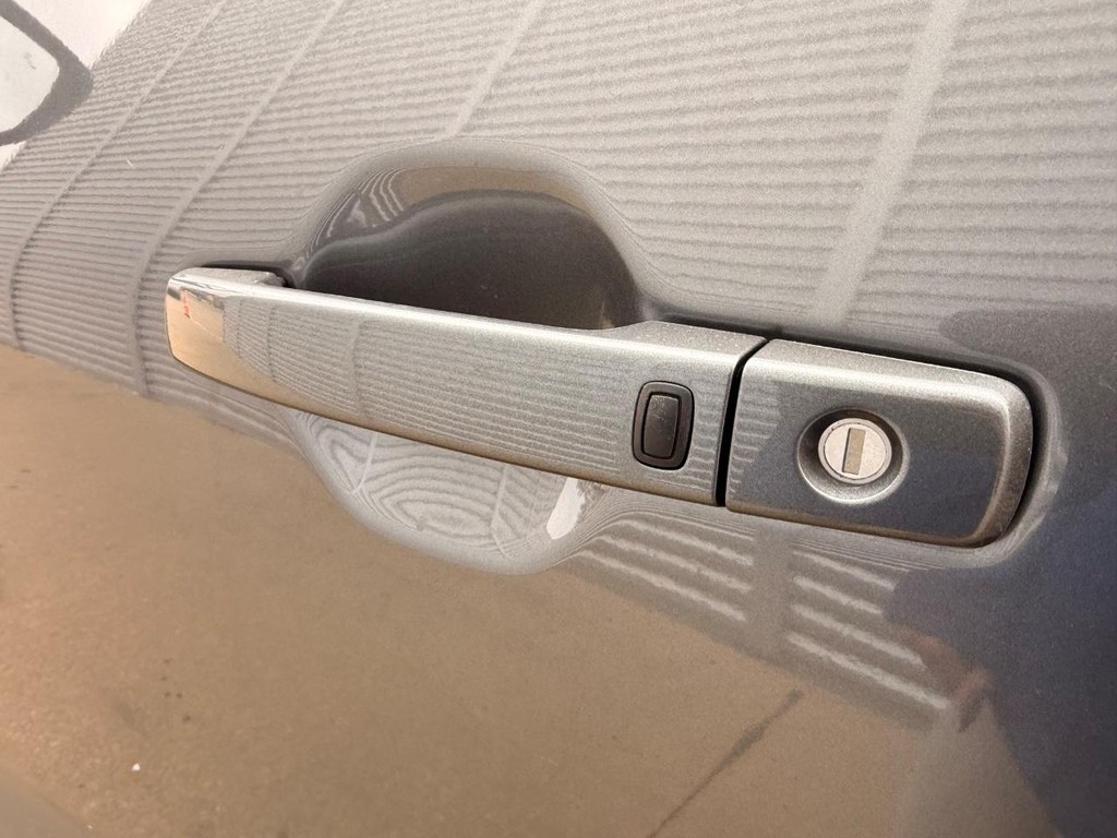 Nissan Frontier Vehicle Full-screen Gallery Image 23